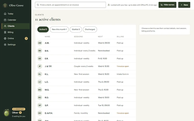 La page Clients avec Masquer les noms enfoncé : chaque client affiché par ses seules initiales, comme A.M. et J. & T.P., avec ses séances, son prochain rendez-vous et sa facturation.